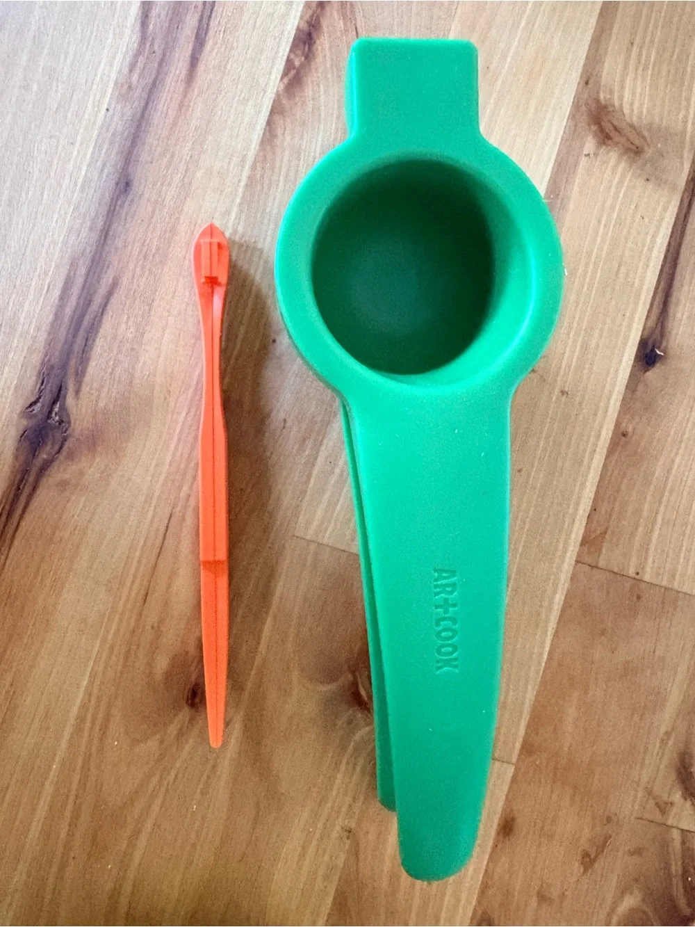 Ari-Cook Green Handheld Citrus Press with Pampered Chef Orange Peeler